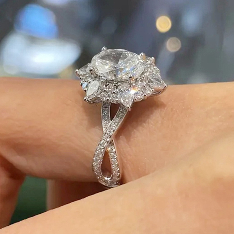 Luxury 4-Claw Inlaid Synthetic Zircon Snowflake Ring